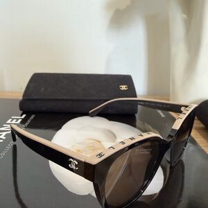 CHANEL Elegant Black and beige Sunglasses